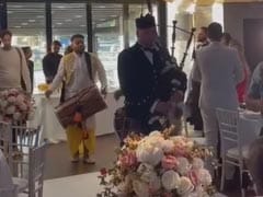 स्कॉटलैंड और भारत के इस म्यूजिक मैशअप पर विदेशी दूल्हे संग देसी दुल्हन ने मारी एंट्री, देखते रह गए घराती-बाराती स्कॉटलैंड और भारत के इस म्यूजिक मैशअप पर विदेशी दूल्हे संग देसी दुल्हन ने मारी एंट्री, देखते रह गए घराती-बाराती