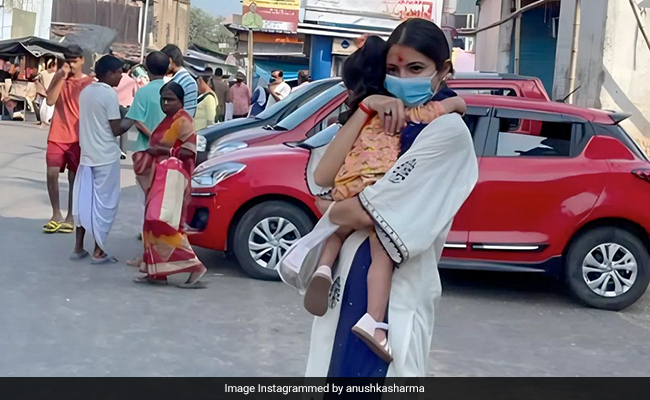 Anushka Sharma's Kolkata Version Of "Eat-Pray-Love." Bonus - Pic With Daughter Vamika
