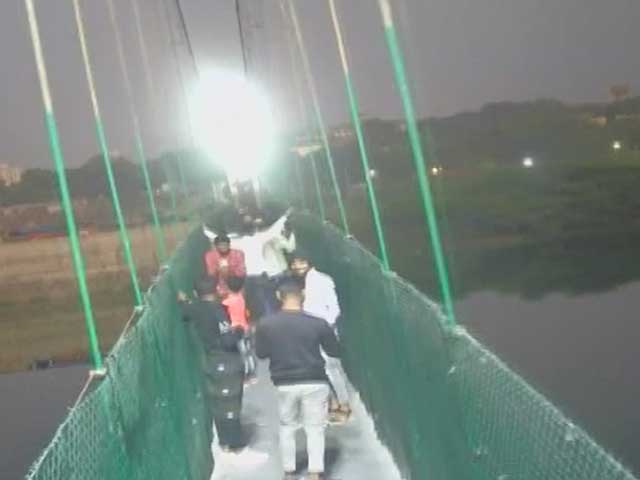 VIDEO: गुजरात पुल हादसे का वीडियो आया सामने, 500 लोग सवार थे तभी टूटा ब्रिज