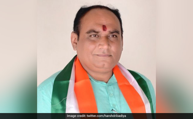 गुजरात चुनाव से पहले कांग्रेस MLA हर्षद रिबडिया ने दिया इस्तीफा, ज्वाइन कर सकते हैं BJP