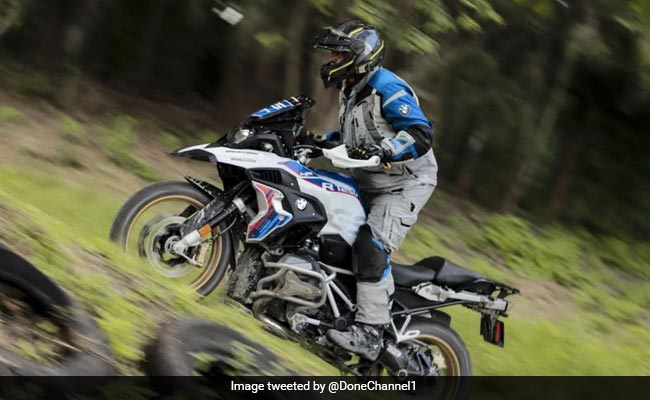 परदे पर नहीं बल्कि असल जिंदगी में बैंकॉक की सड़कों पर बाइक दौड़ा रहा है साउथ का यह सुपरस्टार, देखें PHOTOS