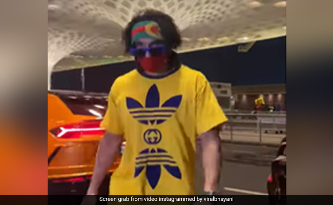 येलो टी-शर्ट और ब्लू पजामे में एयरपोर्ट पर स्पॉट हुए रणवीर सिंह, कलरफुल लुक देख फैंस बोले- ये क्या चितकबरा पहन लिया?