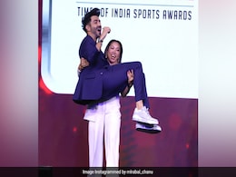 वेटलिफ्टर मीराबाई चानू ने एक्टर को गोद में उठा लिया, लोगों ने कहा- ये है Woman Power! वेटलिफ्टर मीराबाई चानू ने एक्टर को गोद में उठा लिया, लोगों ने कहा- ये है Woman Power!