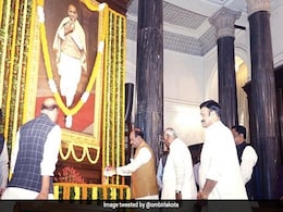 लोकसभा अध्यक्ष, रक्षा मंत्री सहित कई नेताओं ने सरदार पटेल की जयंती पर अर्पित की  पुष्पांजलि लोकसभा अध्यक्ष, रक्षा मंत्री सहित कई नेताओं ने सरदार पटेल की जयंती पर अर्पित की  पुष्पांजलि