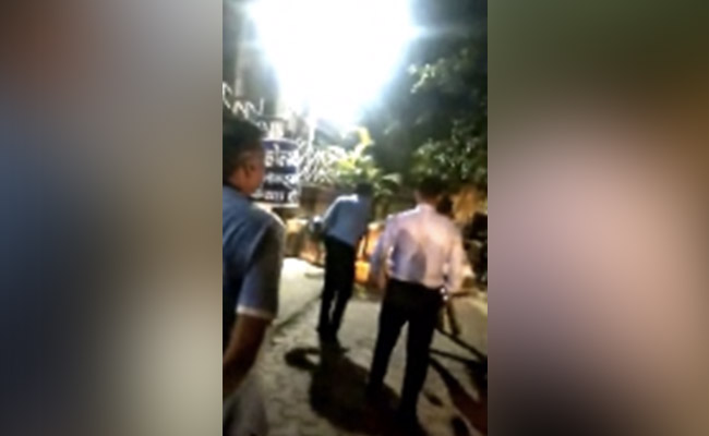 नोएडा के 3 वायरल VIDEO: कहीं कुत्ता घुमाने पर विवाद में गार्ड पर लात-घूसों की बरसात, कहीं डिलीवरी ब्वॉय पर क़हर