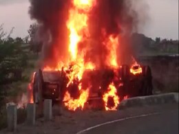 खरगौन में पेट्रोल-डीज़ल से भरे टैंकर में ब्लास्ट, एक की मौत, 8 बच्चों समेत 22 ज़ख्मी खरगौन में पेट्रोल-डीज़ल से भरे टैंकर में ब्लास्ट, एक की मौत, 8 बच्चों समेत 22 ज़ख्मी