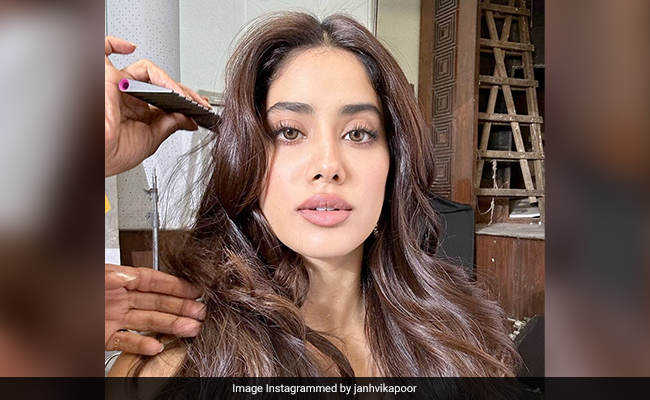 Janhvi Kapoor Sums Up Her "Last Few Weeks" With A Selfie Series. See Pics