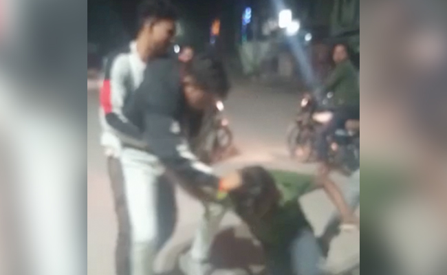 मुरैना : शराब के लिए पैसे न देने पर युवक को जमकर पीटा