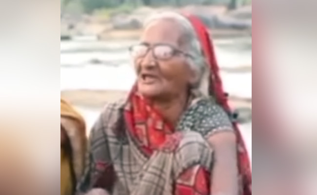 Video: 'दादी' ने हारमोनियम बजाते हुए गाया सुपरस्टार धर्मेंद्र का गाना, सुनने वाले हार बैठे दिल