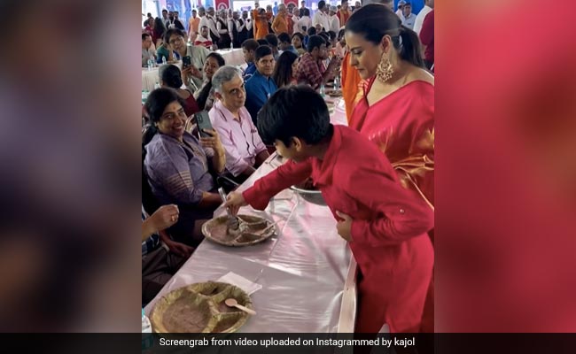 बेटे युग ने दुर्गा उत्सव पर मां काजोल के साथ मिलकर परोसा भोग, एक्ट्रेस Video शेयर कर बोलीं- गर्व है