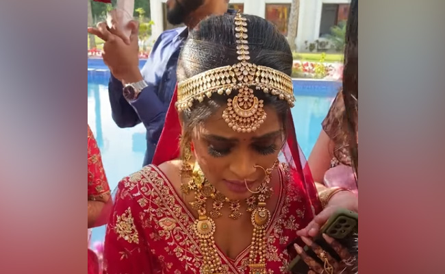 शादी में फंसी दुल्हन की एंट्री, प्ले नहीं हुआ फेवरेट गाना तो आ गया गुस्सा, करने लगी कुछ ऐसा लोग बोले- लो आ गई पापा की परी !