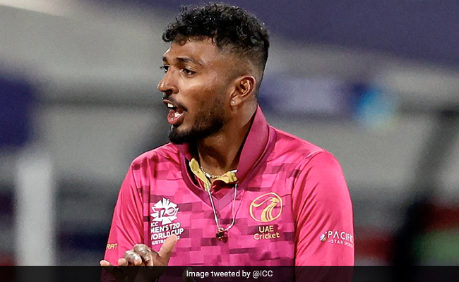 UAE के 'अनजान गेंदबाज' ने रचा इतिहास,T20 वर्ल्ड कप में हैट्रिक लेकर श्रीलंका के उड़ाए होश- Video