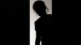 तो भिंतीवरून आला, तिला गच्चीवर घेवून गेला, हातपाय बांधले अन् पुढे...