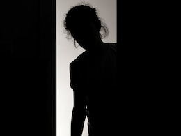 तो भिंतीवरून आला, तिला गच्चीवर घेवून गेला, हातपाय बांधले अन् पुढे... तो भिंतीवरून आला, तिला गच्चीवर घेवून गेला, हातपाय बांधले अन् पुढे...