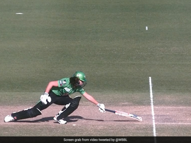 अरे ये कैसे हो गया? वुमन बिग बैश लीग में ये रनआउट देख आप भी यही कहेंगे,  देखिए Video