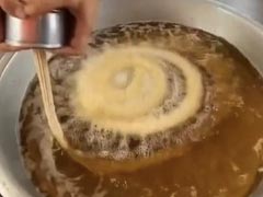 'Is That Jalebi': Desi Reddit Reacts To Video Of Deep-Fried Turkish Dessert