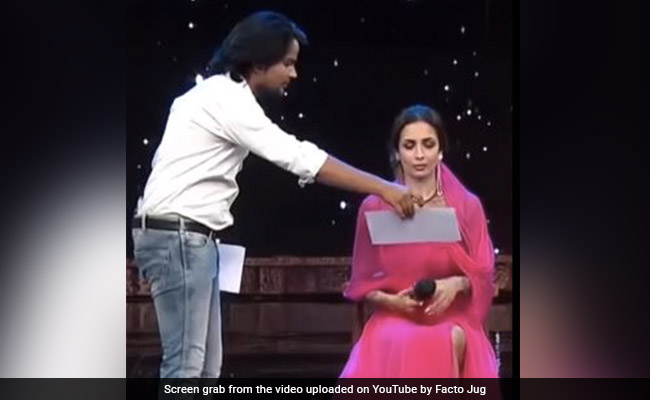 जब Malaika Arora के लिए इंग्लिश के दो शब्द पढ़ना हुआ मुश्किल, करने लगीं अंट-शंट बातें- देखें वीडियो