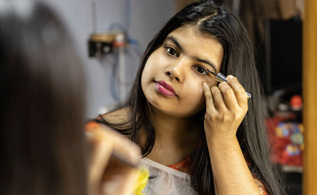 दीपावली के दिन इन टिप्स की मदद से करिए आई मेकअप, सबकी निगाहें होंगी आपकी आँखों पर