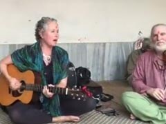 विलायती बैंड ने अनोखे अंदाज में गाई हनुमान चालीसा, तेजी से वायरल हो रहा महिला का VIDEO विलायती बैंड ने अनोखे अंदाज में गाई हनुमान चालीसा, तेजी से वायरल हो रहा महिला का VIDEO