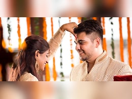 जेल की सलाखें भी नहीं रोक सकी भाई-बहन का प्यार, भैया दूज पर भाइयों को तिलक लगाने जेल पहुंची बहनें