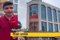 दादर में शिवसेना भवन के सामने जुटी शिवसैनिकों की भीड़ दादर में शिवसेना भवन के सामने जुटी शिवसैनिकों की भीड़