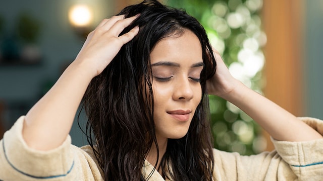 Head massage with hot oil can help prevent dry scalp in winter