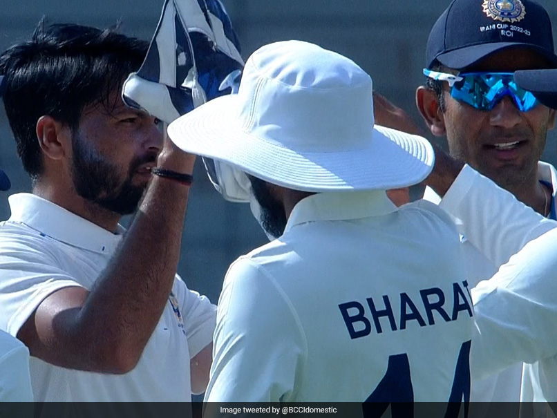 VIDEO: मुकेश कुमार का 'देख रहा है बिनोद' वाला सेलिब्रेशन, टीम इंडिया में चयन होने पर साथियों ने मनाया मजेदार जश्न