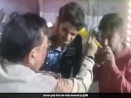 भोंपू बजाकर लोगों को परेशान कर रहे थे लड़के, पुलिस ने दी ऐसी सजा, Video देख नहीं रुकेगी हंसी भोंपू बजाकर लोगों को परेशान कर रहे थे लड़के, पुलिस ने दी ऐसी सजा, Video देख नहीं रुकेगी हंसी