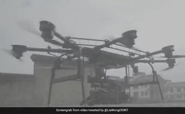 Viral Video: ड्रोन से लैंड हुआ 'मशीन-गन वाला कुत्ता', सीढ़ियों पर चढ़ मिशन किया पूरा