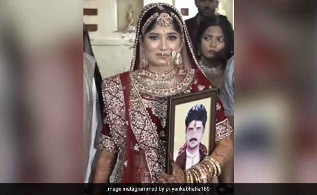 पापा नहीं रहे, एक हाथ में उनकी तस्वीर और दूसरे हाथ से दादा का हाथ पकड़ मंडप में पहुंची दुल्हन