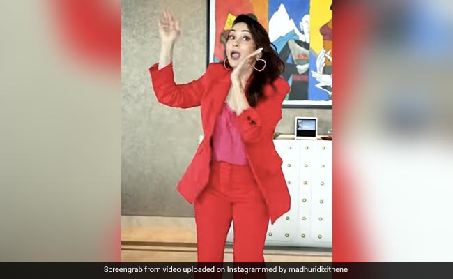 फिल्म 'दिल तो पागल है' ने पूरे किए 25 साल, अपने इस फेवरेट गाने पर झूमती दिखीं माधुरी दीक्षित