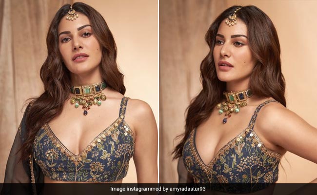 Amyra Dastur's Stunning Bronze Makeup Look Was The Perfect Festive Pairing With Her <i>Lehenga</i>