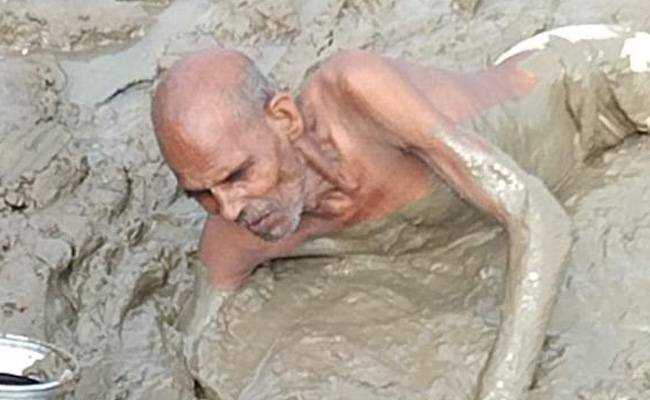 Video: Old Man Risks Being Swallowed In Quicksand To Fetch Drinking Water