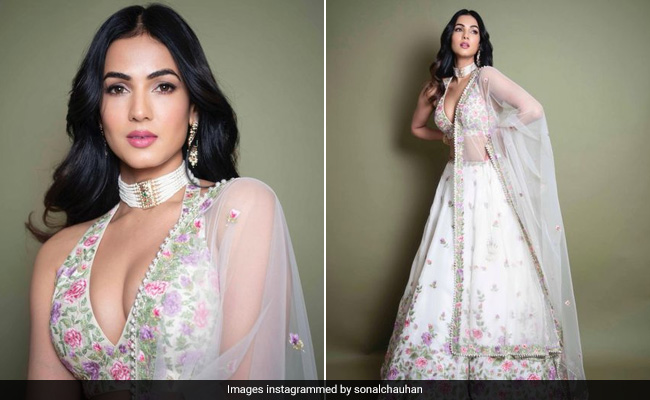 In An Ethereal White Floral <i>Lehenga</i>, Sonal Chauhan Would Make The Most Glorious Guest For A Day Time Wedding