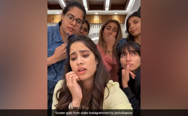 "How Much <i>Pagal</i>" Are Janhvi Kapoor And Gang? The Answer Here