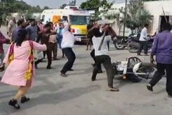 तमिलनाडु के छात्रों की आंध्र के टोल कर्मियों से हुई झड़प, जाम में फंसे लोग तमिलनाडु के छात्रों की आंध्र के टोल कर्मियों से हुई झड़प, जाम में फंसे लोग