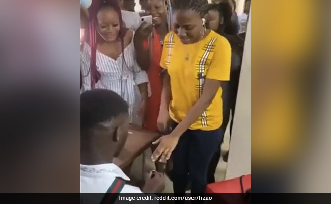 Viral Video : शादी के प्रपोज़ल से 'पागल हो गई' लड़की...घुटनों पर बैठा रह गया लड़का