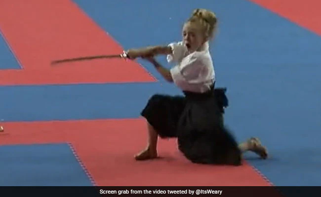 छोटी उम्र में तलवार से कर ली दोस्ती, मार्शल आर्ट में माहिर है बच्ची, 98 लाख लोगों ने देखा वीडियो