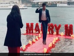Watch: Man Proposes To Girlfriend On Shah Rukh Khan Song In Front of Eiffel Tower, Internet Divided Watch: Man Proposes To Girlfriend On Shah Rukh Khan Song In Front of Eiffel Tower, Internet Divided