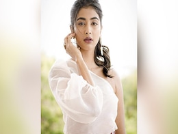 पूजा हेगड़े वेस्टर्न ही नहीं ट्रेडिशनल लुक में भी लगती हैं कमाल, देखें साउथ ब्यूटी की 5 बेस्ट PHOTOS पूजा हेगड़े वेस्टर्न ही नहीं ट्रेडिशनल लुक में भी लगती हैं कमाल, देखें साउथ ब्यूटी की 5 बेस्ट PHOTOS