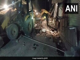 उत्तर प्रदेश: अलीगढ़ में जर्जर इमारत की छत ढही, सामान निकालने अंदर गए 4 लोग घायल उत्तर प्रदेश: अलीगढ़ में जर्जर इमारत की छत ढही, सामान निकालने अंदर गए 4 लोग घायल