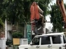 Video: दुल्हन के साथ दूल्हे ने किया धांसू स्टंट, कार के ऊपर से उछाल दी बाइक Video: दुल्हन के साथ दूल्हे ने किया धांसू स्टंट, कार के ऊपर से उछाल दी बाइक