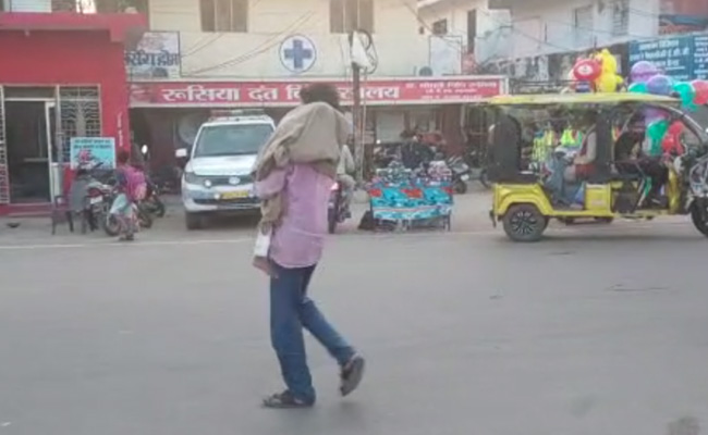 VIDEO: इंसानियत फिर शर्मसार - नहीं मिली एम्बुलेंस, गोद में लेकर बस से लाना पड़ा 4 साल की बच्ची का शव