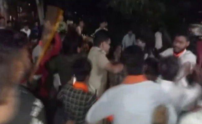 NDTV की रिपोर्ट: MP में गरबा पंडालों से क्यों गिरफ्तार किए जा रहे हैं मुस्लिम युवक?