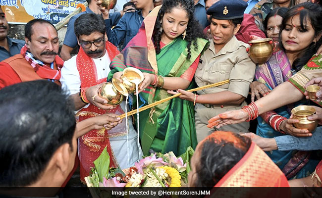 Jharkhand Chief Minister Offers Prayers In Ranchi As Chhath Puja Concludes