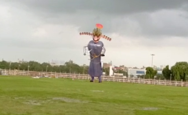 VIDEO: मौसम की मार, तेज हवा से पटना के गांधी मैदान में दहन के पहले ही औंधे मुंह गिरा रावण का पुतला