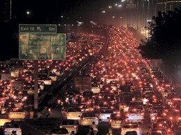 धनतेरस पर दिल्ली के बाजारों में खरीदारी करने वालों की भीड़, कई जगहों पर लगा जाम धनतेरस पर दिल्ली के बाजारों में खरीदारी करने वालों की भीड़, कई जगहों पर लगा जाम