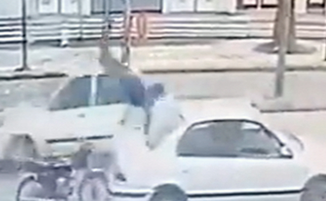 VIDEO: एकदम फिल्मी! गाड़ी को टक्कर मारते ही कार की छत पर पहुंच गया शख्स