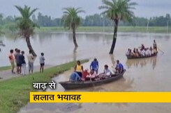 बाराबंकी में सरयू नदी का पानी उफान पर, कई गांवों में घुसा बाढ़ का पानी, नाव पर खाना बनाते दिखे लोग बाराबंकी में सरयू नदी का पानी उफान पर, कई गांवों में घुसा बाढ़ का पानी, नाव पर खाना बनाते दिखे लोग