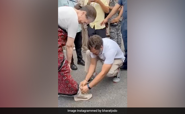 Viral: Video Of Rahul Gandhi Tying Mother Sonia's Shoelace, Captioned "Ma"